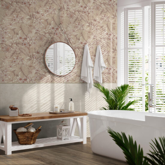 Badkamer met een bloemdessin op de wandtegels, een rond spiegeltje aan een leren band en een vrijstaand bad bij het raam