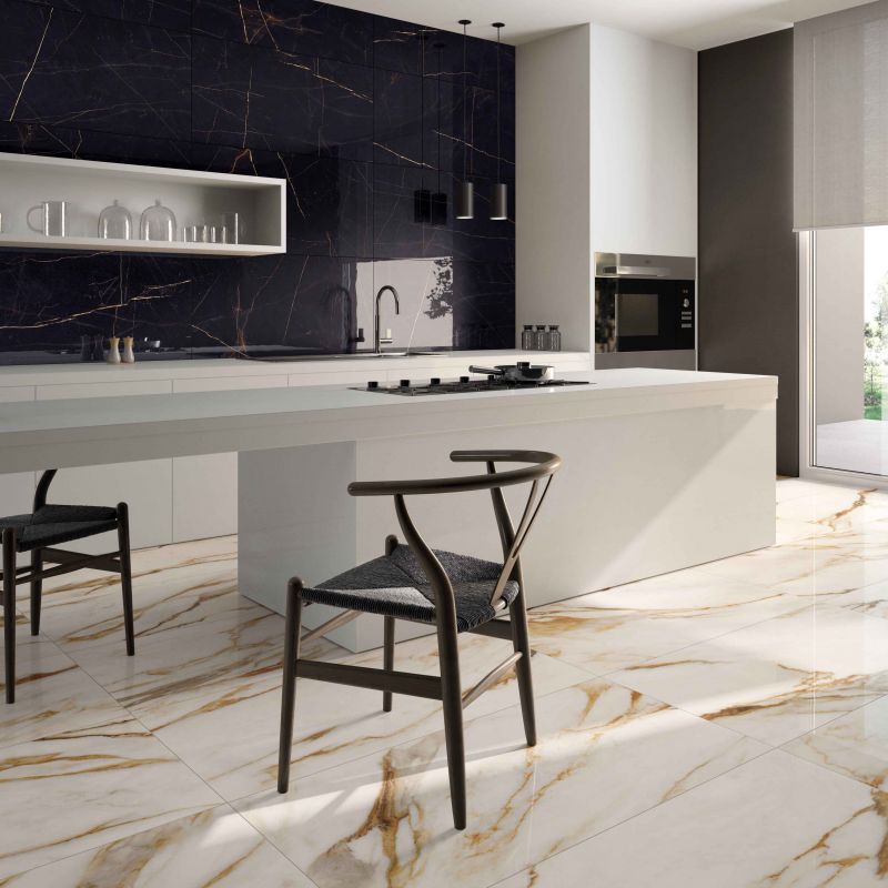 Keukeneiland met een glossy marmerlook vloer met goudkleurige adering en een zwarte marmeren achterwand